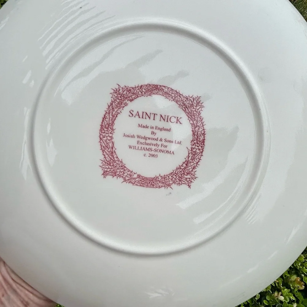 Josiah Wedgwood and sons Red Santa  Williams Sonoma Decorative Holiday Plate